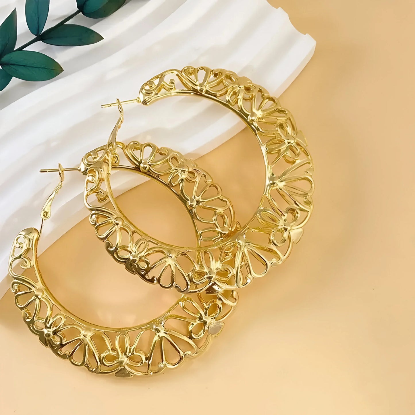 Clarisse - Boucles d'oreilles créoles vintage à motifs floraux sculptés