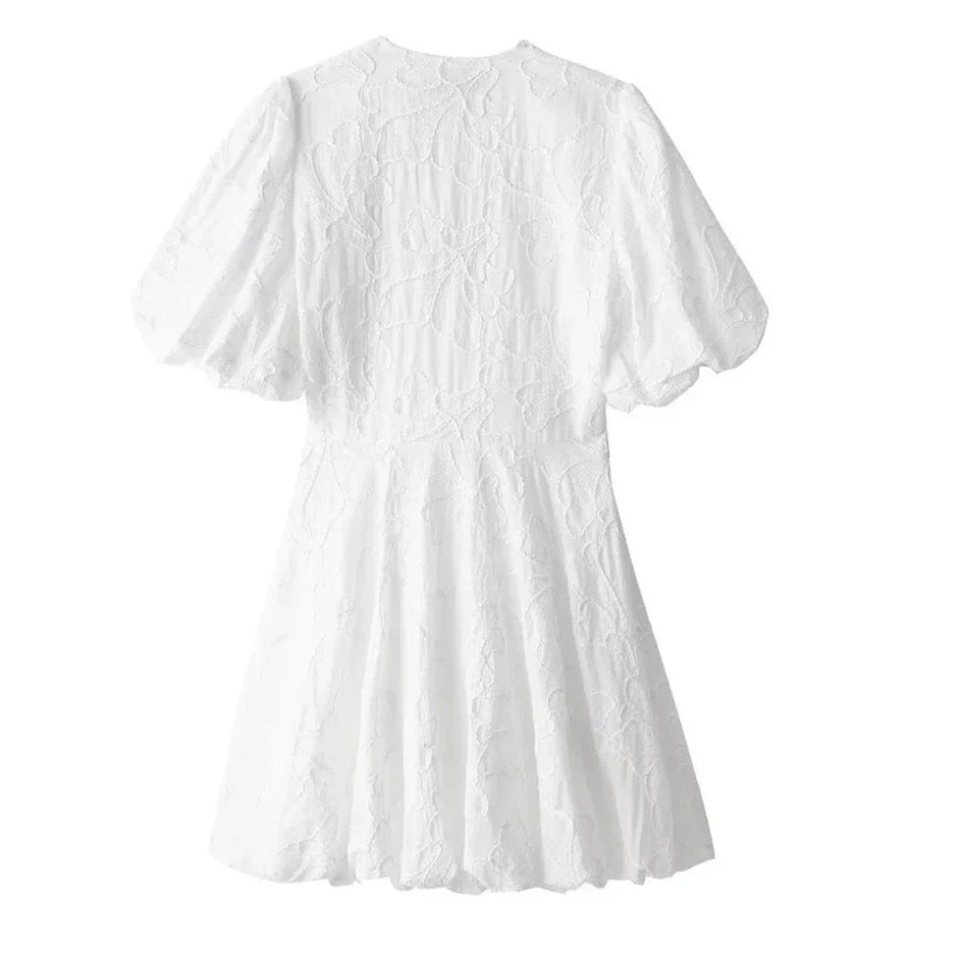 Aurélie – Mini-robe fleurie texturée à manches bouffantes