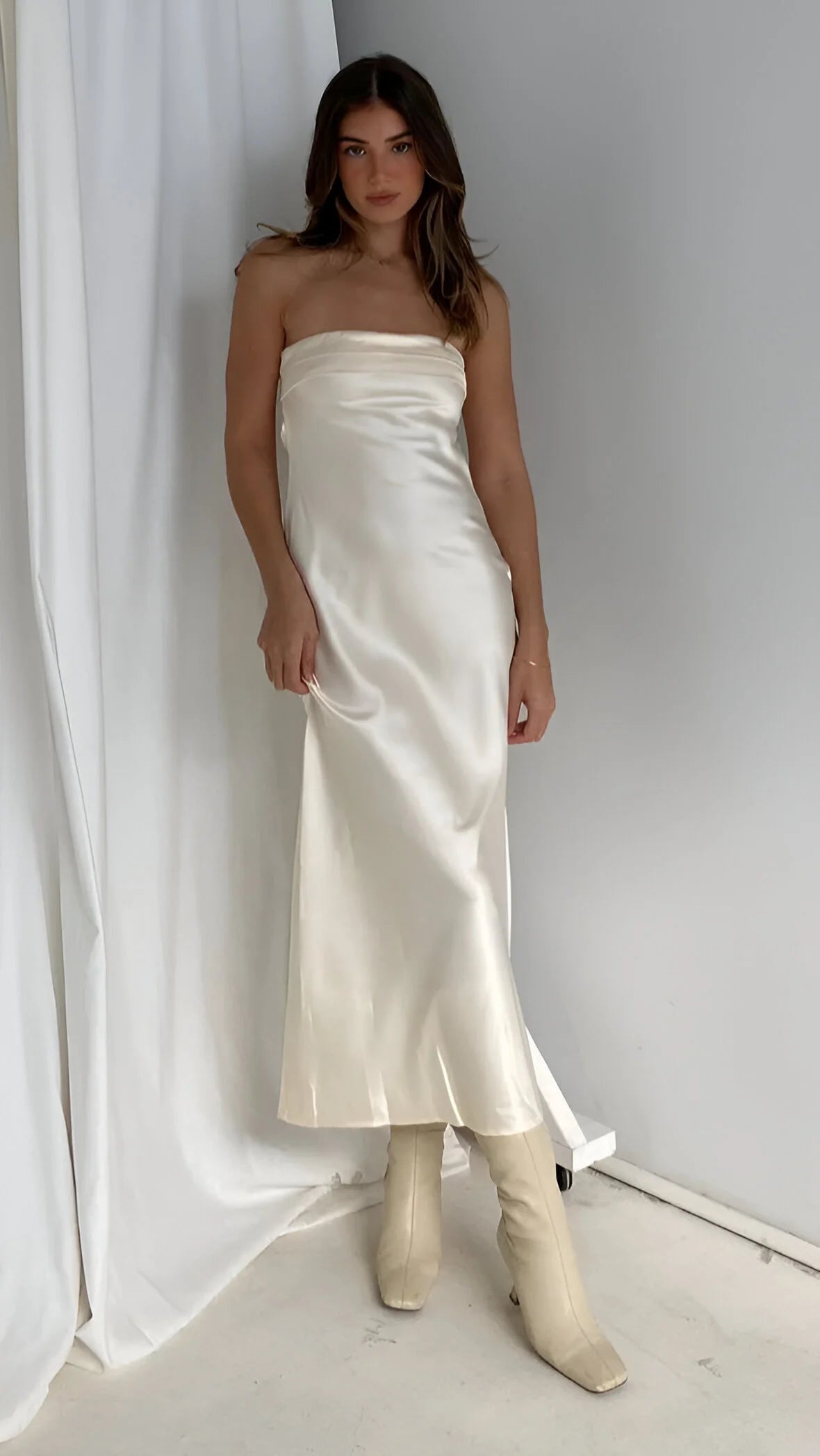 Aveline - Élégante robe dos nu en soie