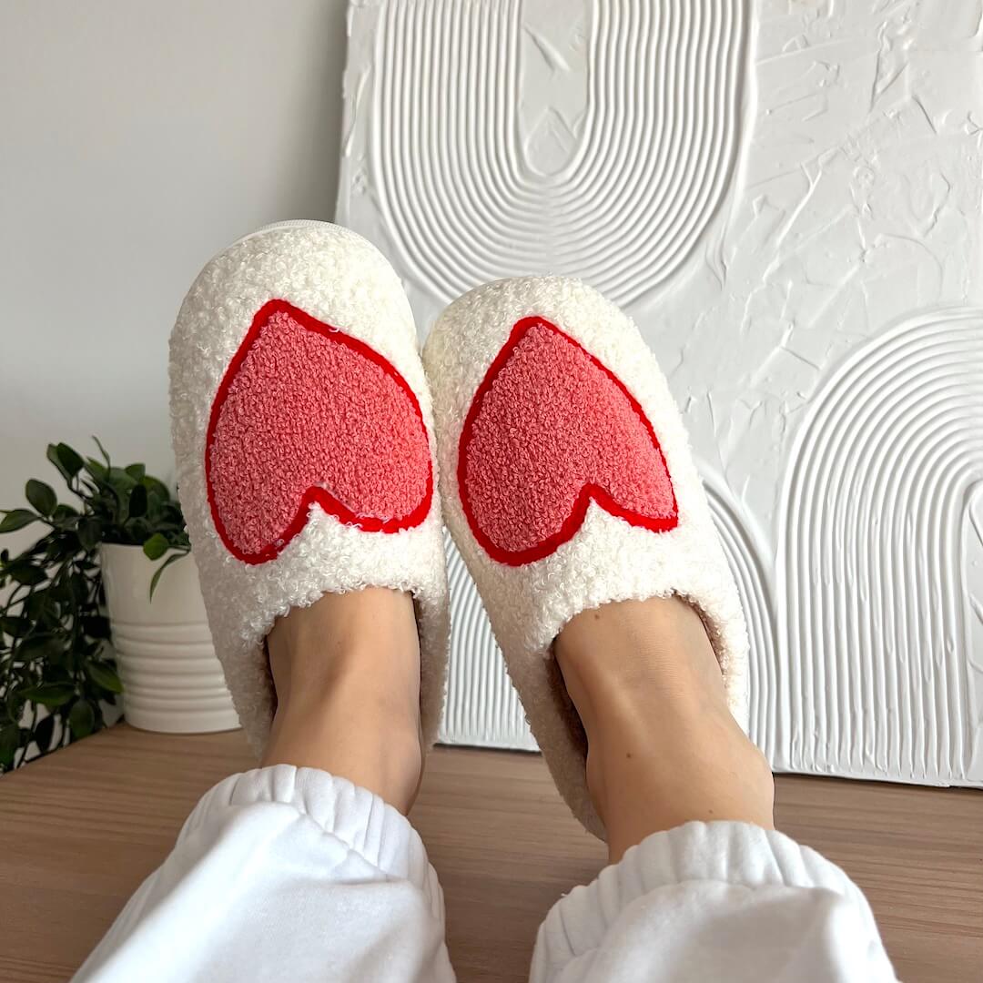 Amelisse – Chaussons en peluche cœur pour un confort douillet