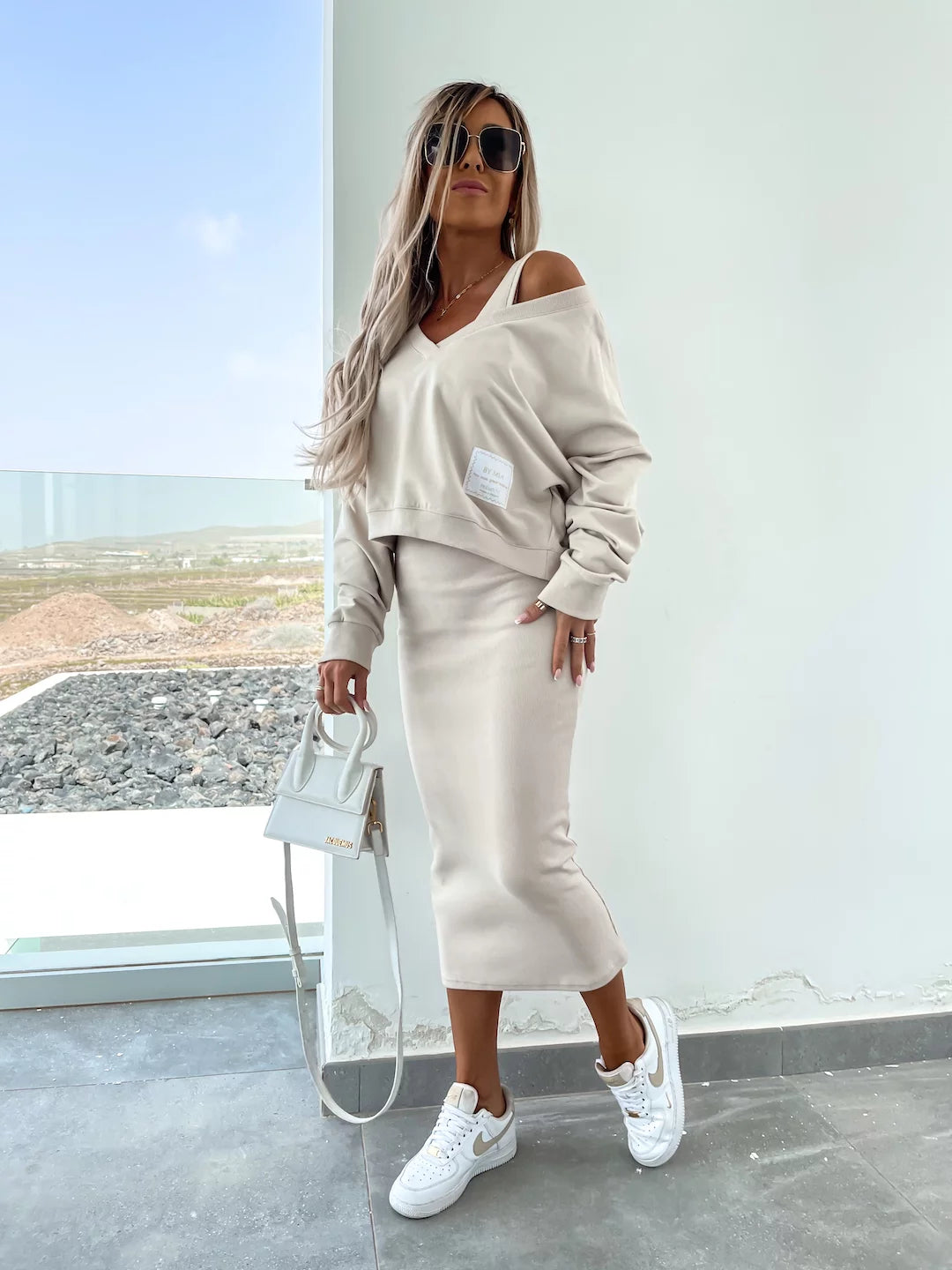 Aglaé – Robe mi-longue audacieuse et élégante avec sweat-shirt oversize