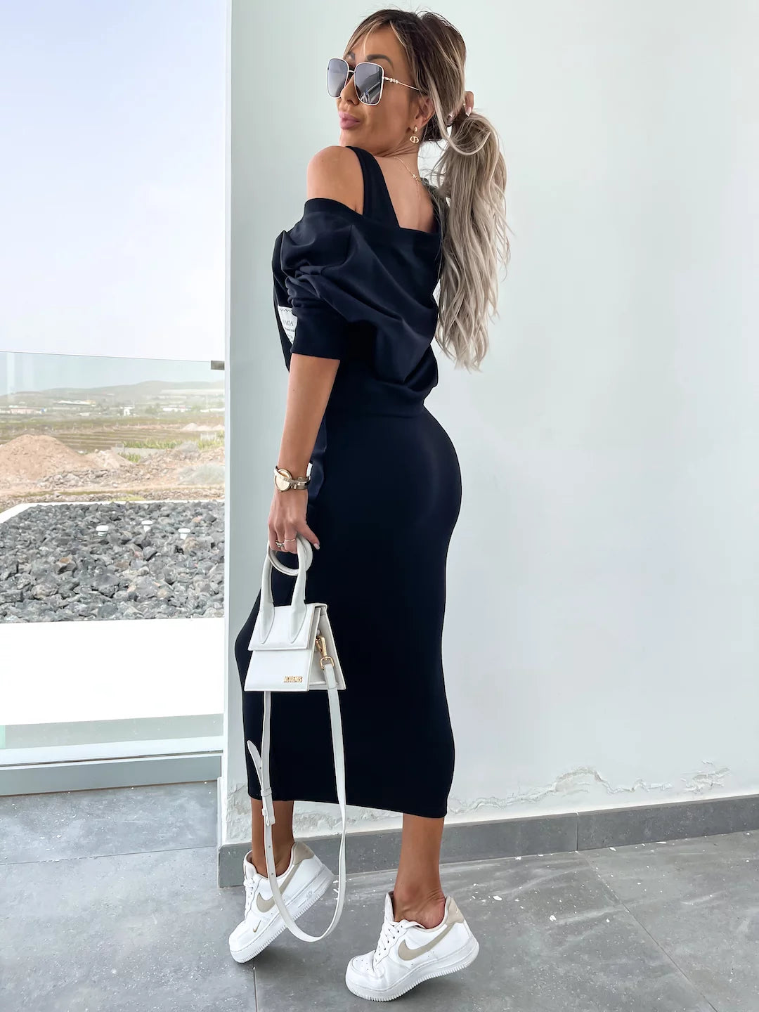 Aglaé – Robe mi-longue audacieuse et élégante avec sweat-shirt oversize