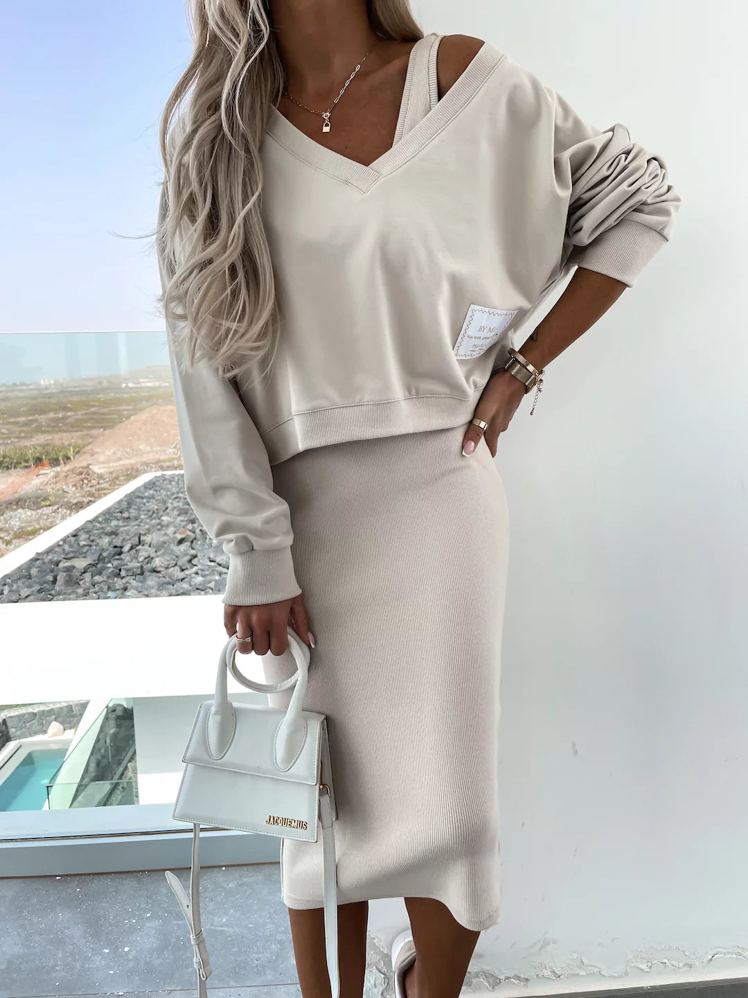 Aglaé – Robe mi-longue audacieuse et élégante avec sweat-shirt oversize