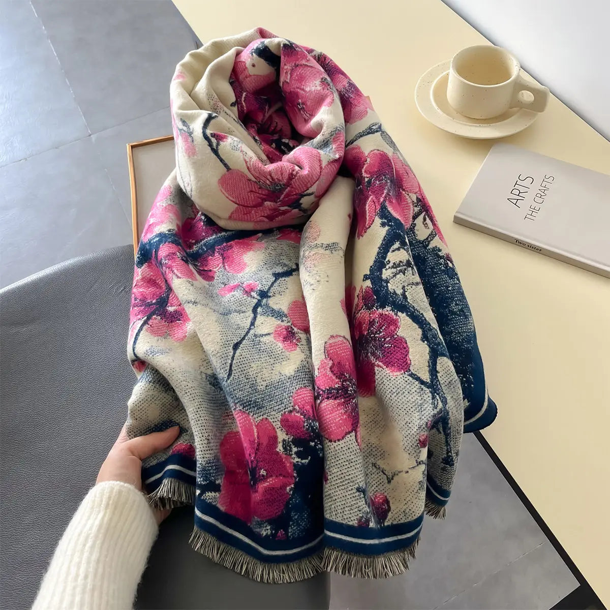 Jeanne - Écharpe vintage en fleurs de pêcher | Écharpe élégante et chaude pour l'automne et l'hiver