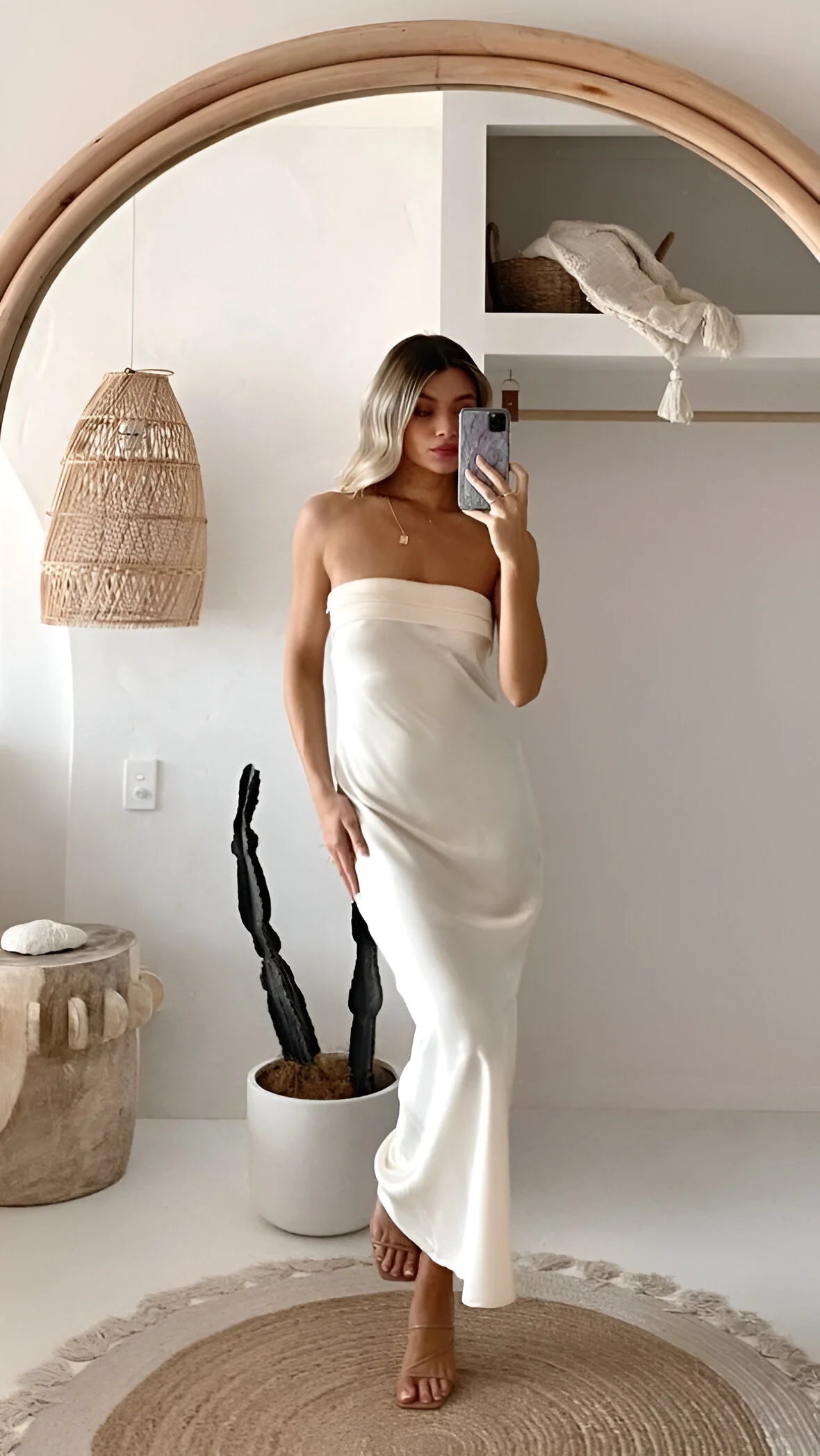Aveline - Élégante robe dos nu en soie