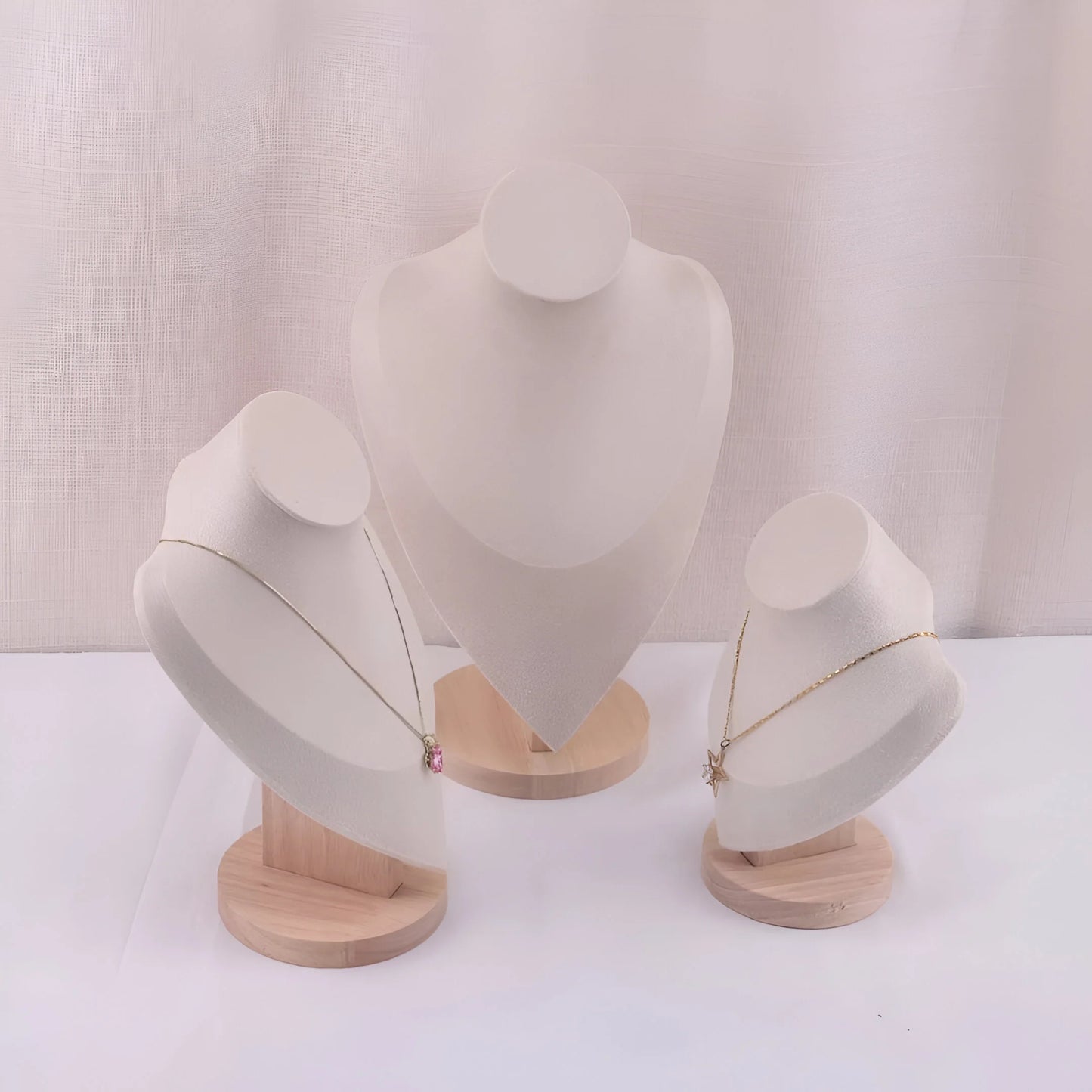 Célestine – Ensemble de présentoirs à colliers en velours