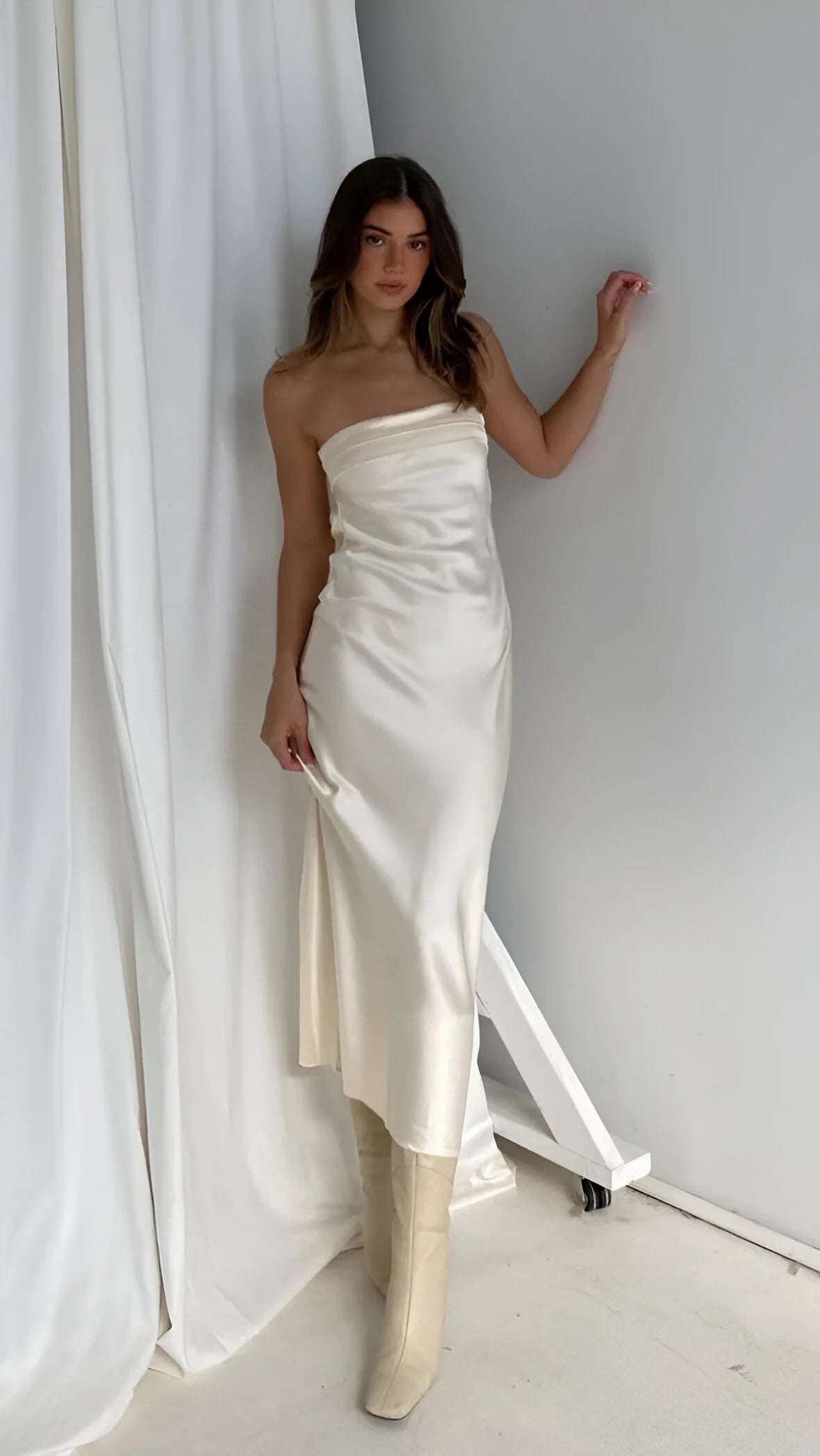 Aveline - Élégante robe dos nu en soie